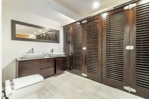 une salle de bain avec toilettes, lavabo et miroir dans l'établissement 9m of center, Cannes high luxe Villa Mila 6bdrooms heated pool Sauna cinema fitness, à Vallauris