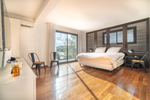 une chambre avec un lit, une table et des chaises dans l'établissement 9m of center, Cannes high luxe Villa Mila 6bdrooms heated pool Sauna cinema fitness, à Vallauris