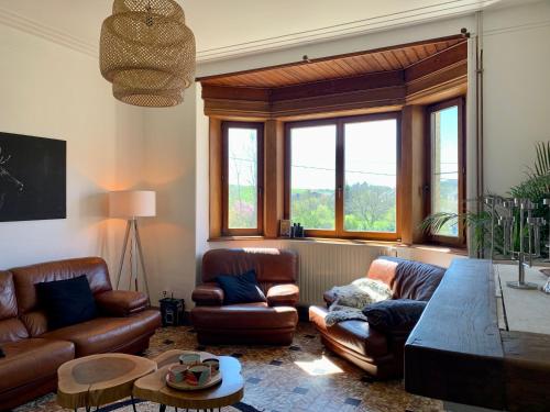 Χώρος καθιστικού στο Gezellige villa met open haard en zonnige tuin.