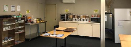 Una cocina o cocineta en The Q Motel Rockhampton