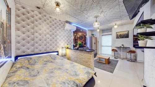 sypialnia z dużym łóżkiem i barem w obiekcie Apartament Dubaj w Bytomiu