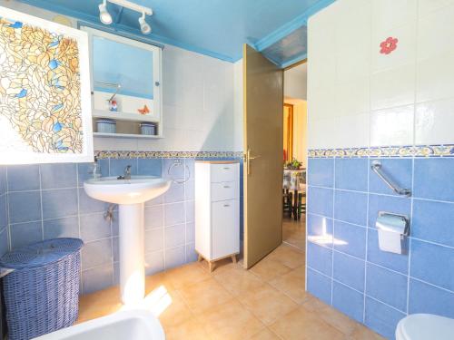 アラウリン・デ・ラ・トレにあるCubo's Casa Rural Candelariaのバスルーム(洗面台、トイレ、鏡付)