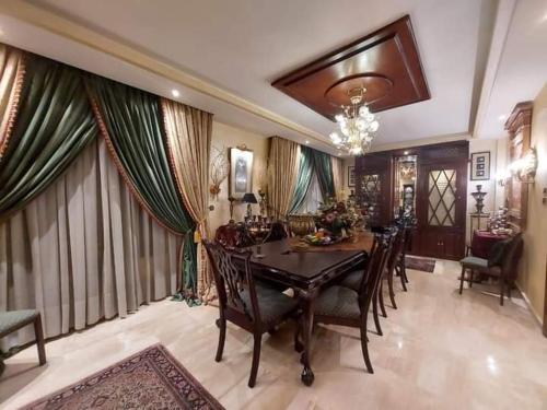 - une salle à manger avec une table et des chaises dans l'établissement Petra Villa, à Wadi Musa