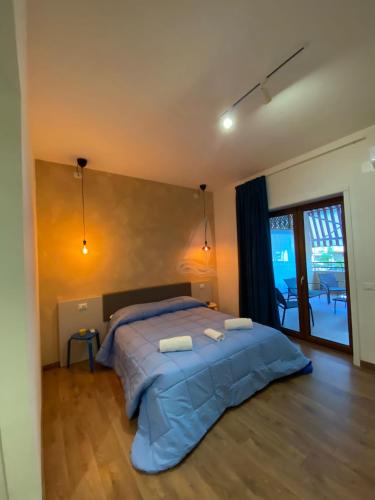 En eller flere senge i et værelse på Sorrento B&D Rooms