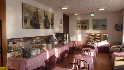 Hotel Giordano Spiaggia tesisinde bir restoran veya yemek mekanı