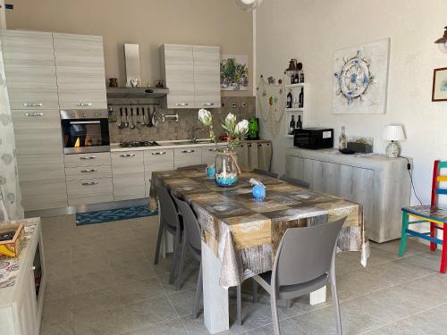 Een keuken of kitchenette bij Villa GLORIA intero alloggio sulla spiaggia 8 posti letto 15 minuti da Palermo e 35 da Cefalu