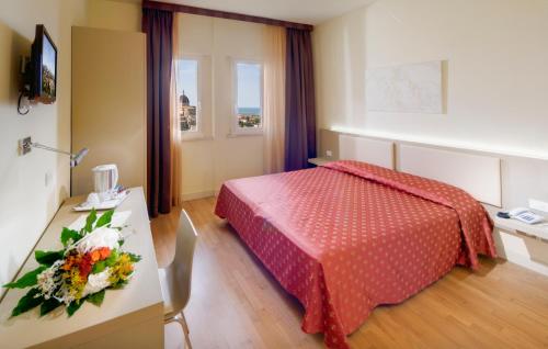 Postel nebo postele na pokoji v ubytování San Francesco Hotel