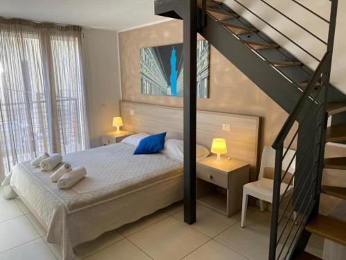 Un dormitorio con una cama con almohadas azules y una escalera en Nice Residence en Florence