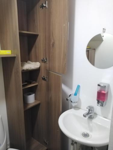 a bathroom with a sink and a mirror at Apartamento de lujo en Dosquebradas #201 in Dosquebradas