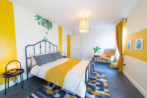 Katil atau katil-katil dalam bilik di Newly Updated 3 Bedroom Home