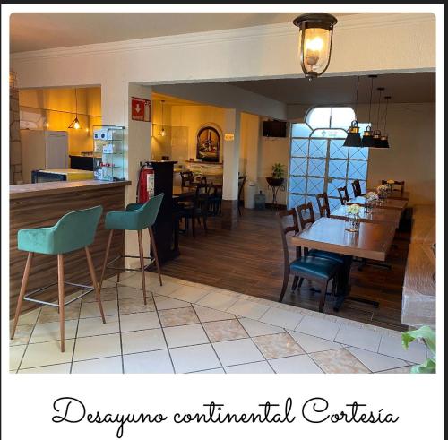 a kitchen and dining room with a table and chairs at Hotel Gya Express in Aguascalientes