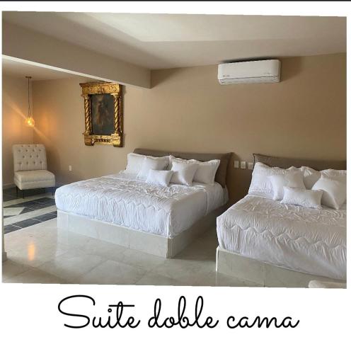 una camera da letto con due letti e una sedia di Hotel Gya Express a Aguascalientes