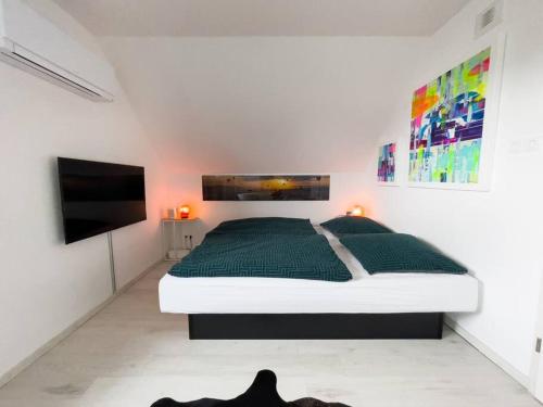 Tempat tidur dalam kamar di Villa Dreamy Vibes mit Privatem Pool & Rheinblick