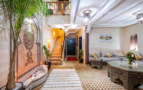 uma sala de estar com um sofá e uma mesa em Riad Elite em Marraquexe