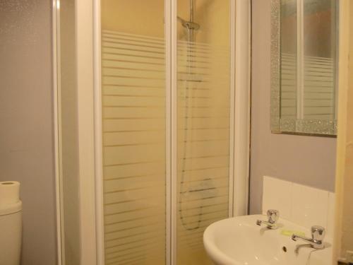 een badkamer met een wastafel en een douche bij The Stone House Hotel in Blackpool