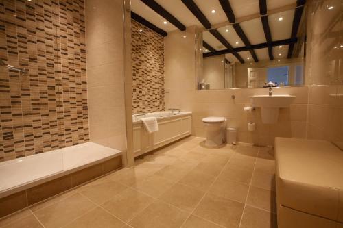 Phòng tắm tại Macdonald Bear Hotel