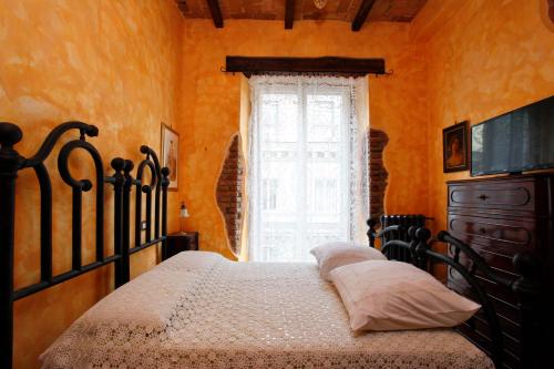 a bedroom with a bed and a window at Casa Vacanza Colosseo in Rome