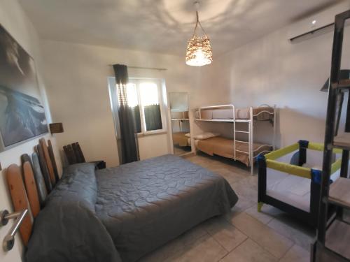 ドノラティコにあるBellOrettaのベッドルーム1室(ベッド1台、二段ベッド1組付)