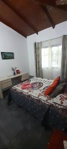 une chambre avec un grand lit avec une fenêtre dans l'établissement Departamento Iguazú Cataratas, à Puerto Iguazú