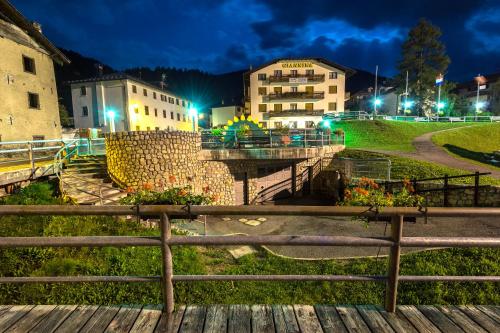 vistas a un parque por la noche con edificios en Albergo Giannina, en Vigo di Cadore