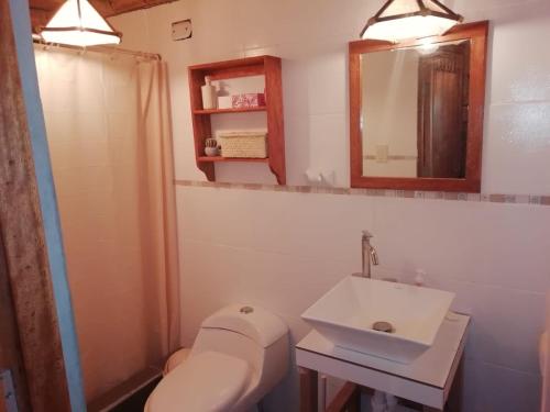 Et badeværelse på Bungalows Luna y Mar