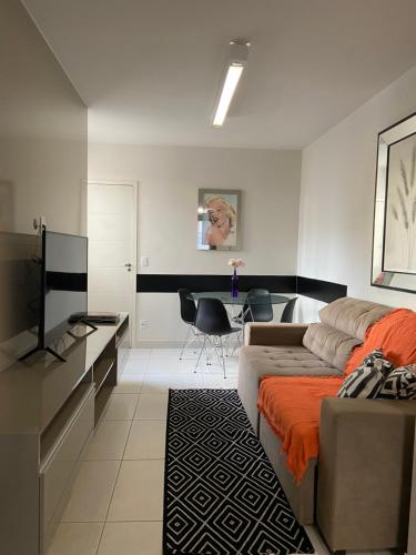 a bedroom with a bed and a desk and a table at Sinta-se em Casa! Ap Novo, Aconchegante e Funcional- Ótima localização in Montes Claros