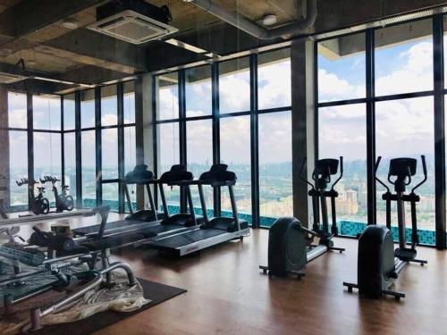 an empty gym with a view of the city at 2BR 8pax SwingDuplexEkocherasMall—InfinityPool MRT in Kuala Lumpur