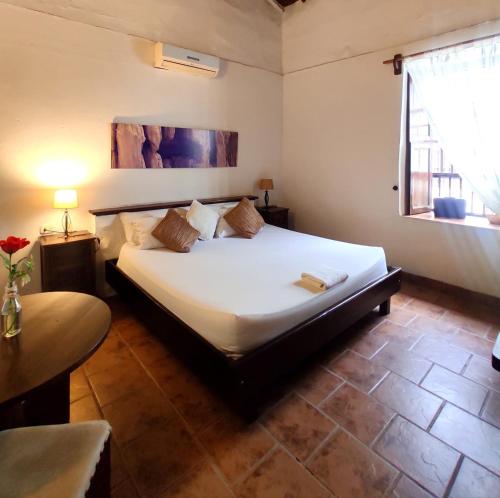 a bedroom with a bed in a room with a window at Giron Chill Out Hotel Boutique in Girón