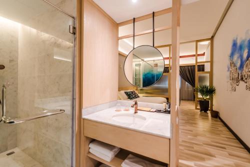 y baño con lavabo y ducha. en Tien Hotel Georgetown en George Town