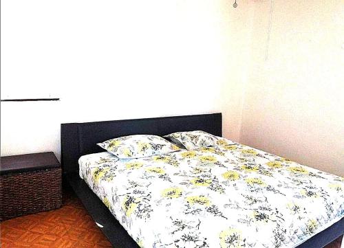 sypialnia z łóżkiem z kołdrą kwiatową w obiekcie punta sam in front isla mujeres w mieście Cancún