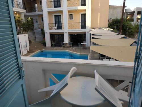 Bazén v ubytování Small Apartment For 3 Pers 70meters From The Beach nebo v jeho okolí