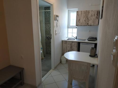 Kuchyň nebo kuchyňský kout v ubytování Small Apartment For 3 Pers 70meters From The Beach
