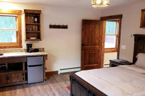 a kitchen with a sink and a counter top at Clear Creek Inn in Georgetown
