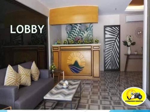 een woonkamer met een bank en een tafel bij Sunmiles Condominium in Calamba