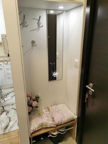 a bathroom with a mirror and a bench in a room at Melany Lux - Titova vila, Zlatibor in Palisad