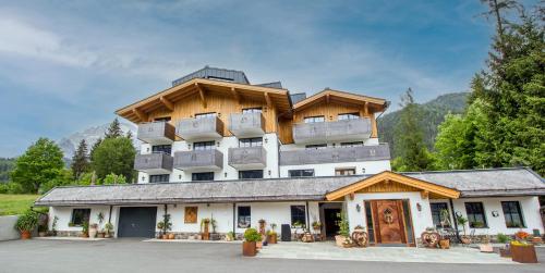 un gran edificio con balcones en la parte superior. en Pension Tannenhof, en Leogang