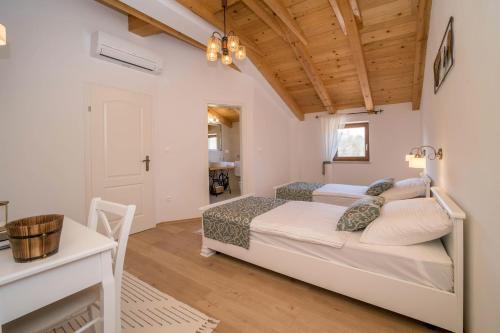 Un dormitorio con una cama grande en una habitación con techos de madera. en Villa Poji, en Buzet