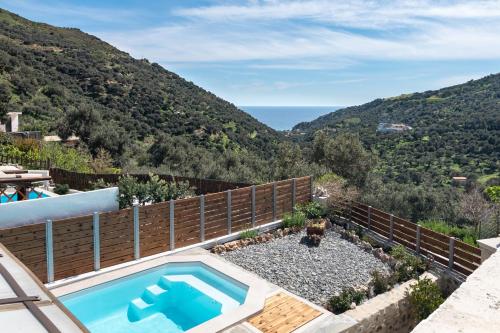 Villa con piscina y montaña en Villa Cosmakis, en Rodakino