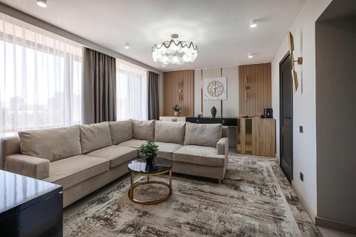 uma sala de estar com um sofá e uma mesa em Hotel Irtysh em Ustʼ-Kamenogorsk