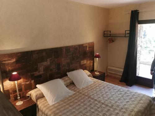 モンティセロにあるtre castelliのレンガの壁、ベッド付きのベッドルーム1室