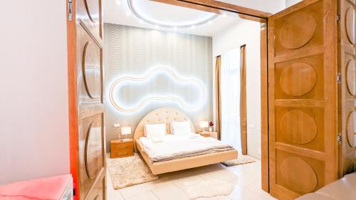 Säng eller sängar i ett rum på 120M2 LUXURY HOLLYWOOD CONDO -CINEMA -SAUNA -HOT TUB - Downtown BUDAPEST