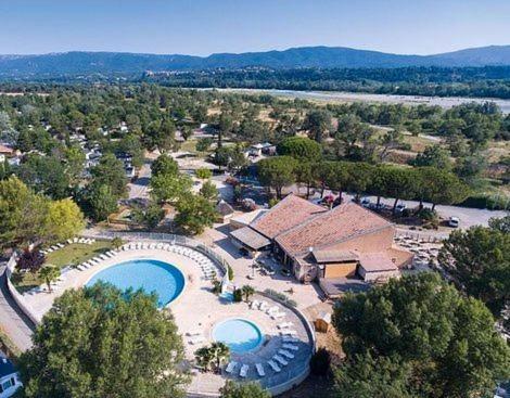 une vue aérienne d'un complexe hôtelier avec deux piscines dans l'établissement mobil home tout confort 6 personnes climatisé au pied du Luberon, à La Roque-dʼAnthéron