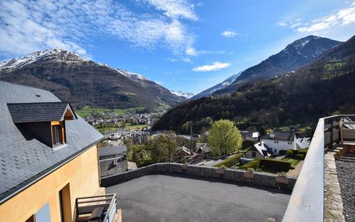 uitzicht op de bergen vanaf het balkon van een huis bij Domaine Du Sauveur in Luz-Saint-Sauveur