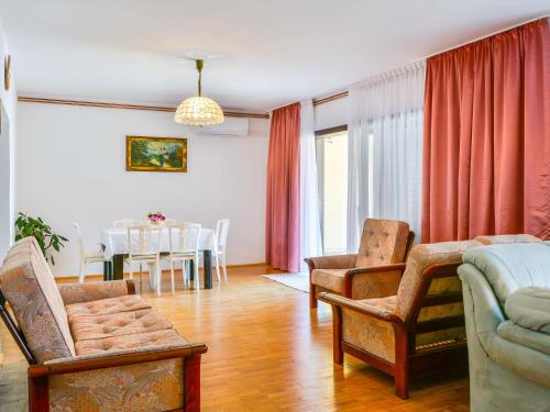 Posedenie v ubytovaní Holiday Home in Senj with Pool near Beach