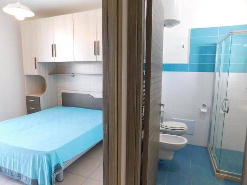 トッレ・サン・ジョヴァンニ・ウジェントにあるActon Apartment Torre San Giovanni - Verso Sudの病室にベッドとトイレが備わります。