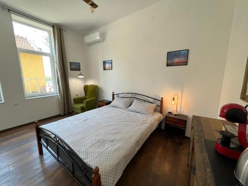 1 dormitorio con cama y ventana grande en Prista guest rooms en Ruse