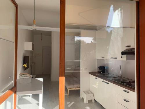 מטבח או מטבחון ב-Sunset Suite - Appartamento al Mare - Marina di Carrara