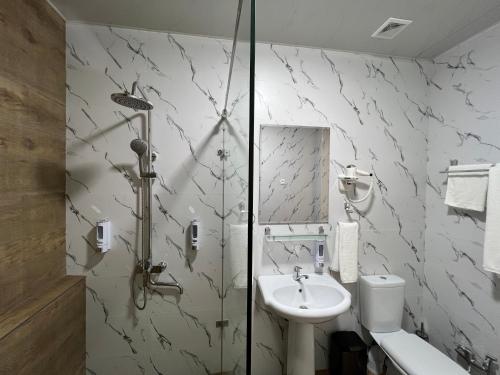 Ένα μπάνιο στο The Loft Guest House