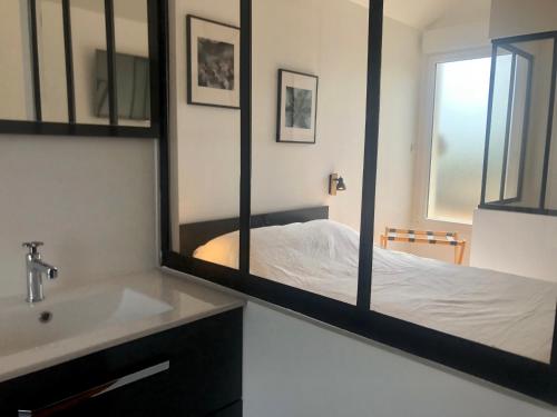 Ένα ή περισσότερα κρεβάτια σε δωμάτιο στο studio moderne et confortable Le nid