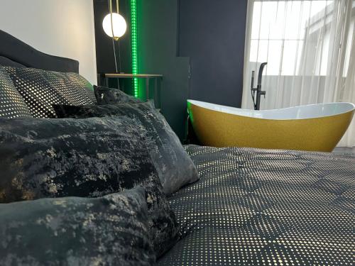 Apartament PREMIUM ze złotą wanną w sypialni widok na morze dyskretny taras z łóżkiem - Bałtyckie Sarbinowo 18